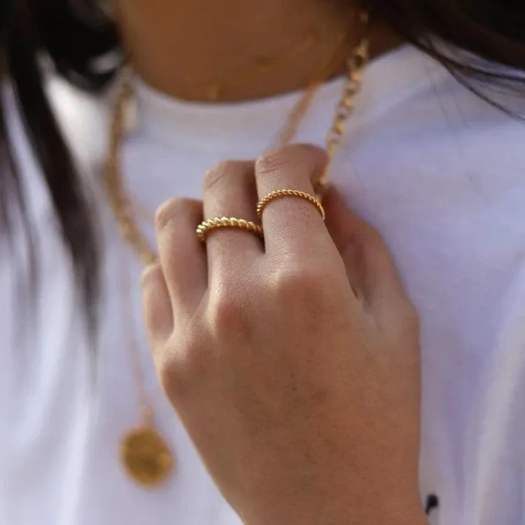 Naomi Thin Twisted Ring